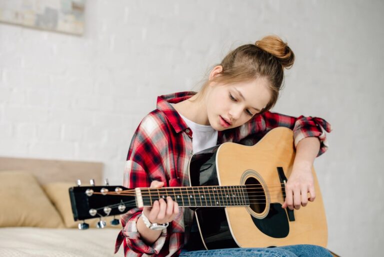 Jak opanować akordy na gitarę i przejść od prostych chwytów do świadomej gry z prawdziwą swobodą?